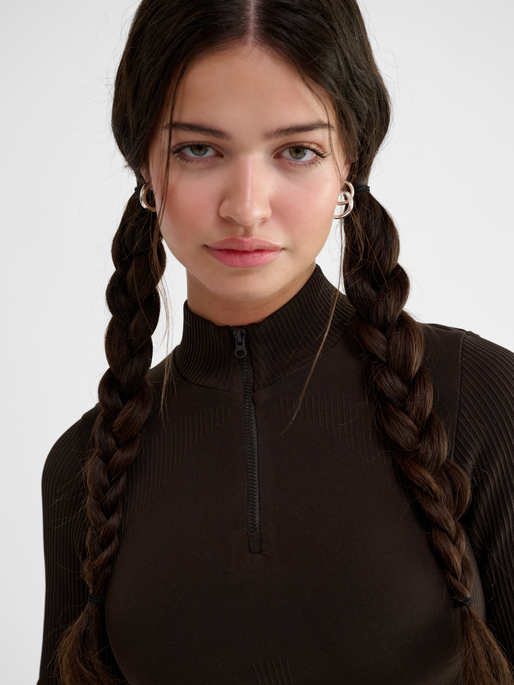 hmlKNITTED WOMENS ZIP TOP, AFTER DARK, model