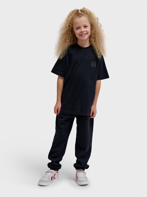 hmlCLEAN T-SHIRT S/S, BLACK, model