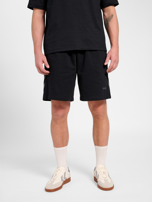 hmlKEEPER CHEVRON SHORTS, BLACK, model