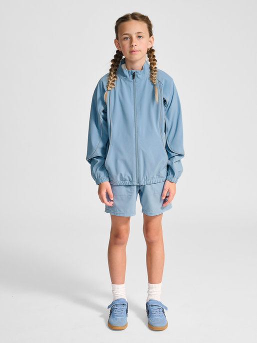 hmlJR WOVEN ZIP JACKET, FADED DENIM, model