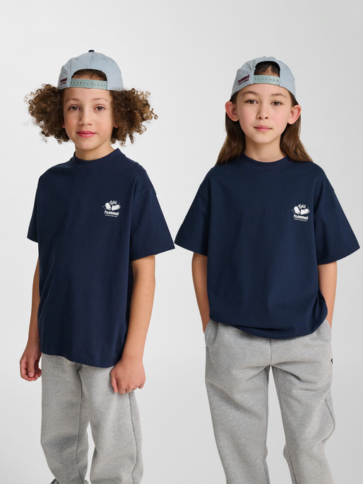 hmlLOOSE TEE S/S GRAPHIC JUNIOR, DARK SAPPHIRE, model
