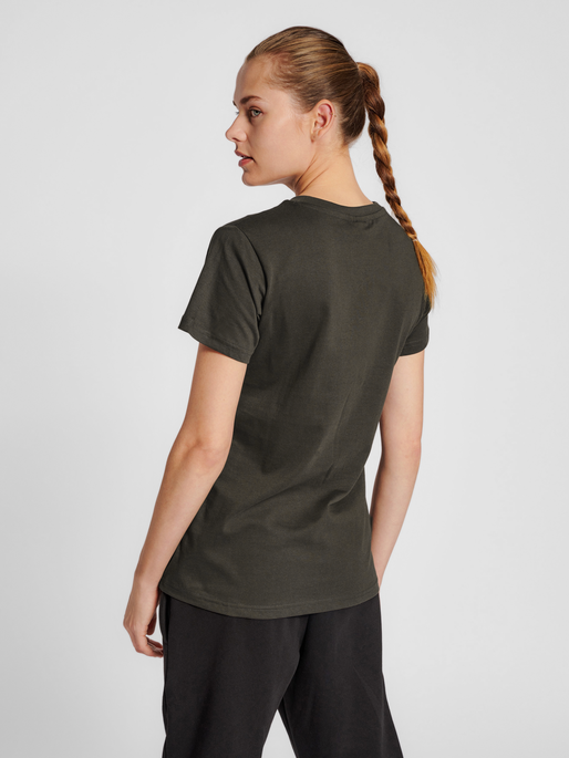 hmlRED HEAVY T-SHIRT S/S WOMAN, RAVEN, model