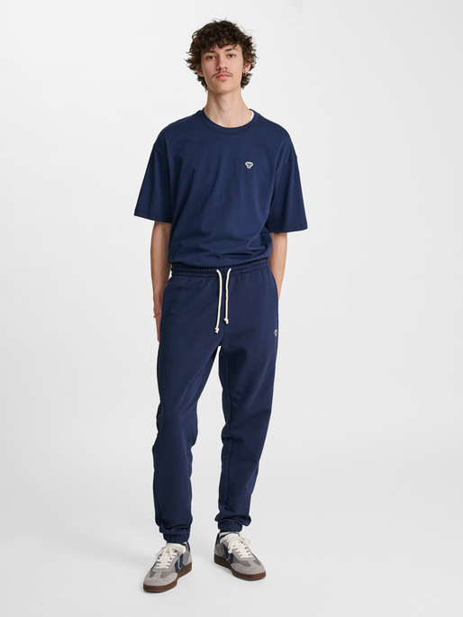 hmlREGULAR SWEATPANT BEE, DRESS BLUES, model