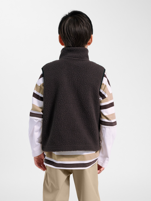 hmlJR MARTINI FLEECE ZIP VEST, CHOCOLATE TORTE, model
