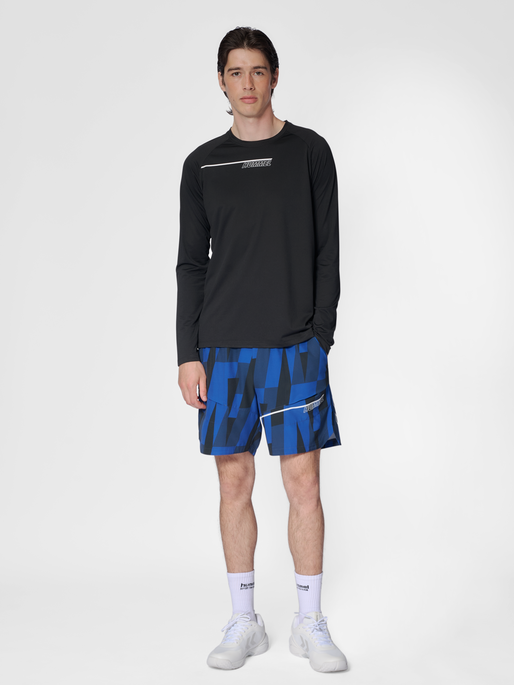 hmlCOURT LIGHT WEIGHT T-SHIRT L/S, BLACK, model