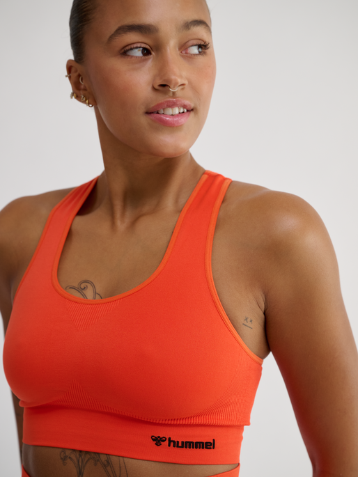 hmlTIF SEAMLESS SPORTS TOP, TANGERINE TANGO, model