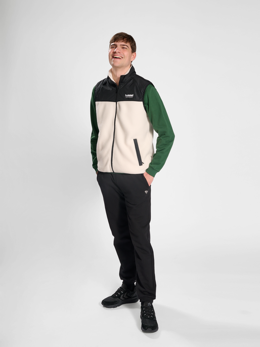 hmlLGC THEO FLEECE WAISTCOAT, TOFU, model