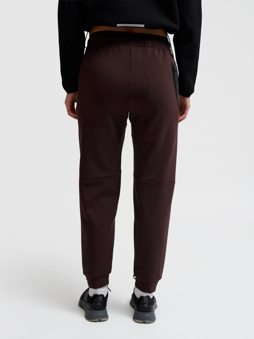 hmlTECH FLEECE REGULAR PANTS, CHOCOLATE PLUM, model