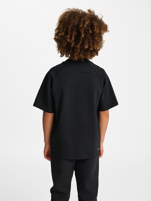 hmlJR TECH LOOSE T-SHIRT, BLACK, model