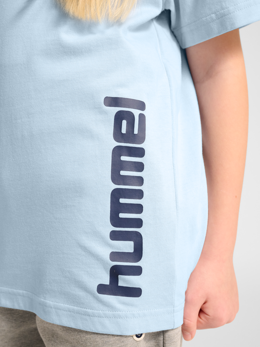hmlJR REG GRAPHIC T-SHIRT S/S, SKYWAY/DRESS BLUE, model