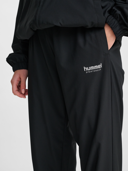 hmlLOOSE TRACK PANTS SPORTSWEAR, BLACK, model
