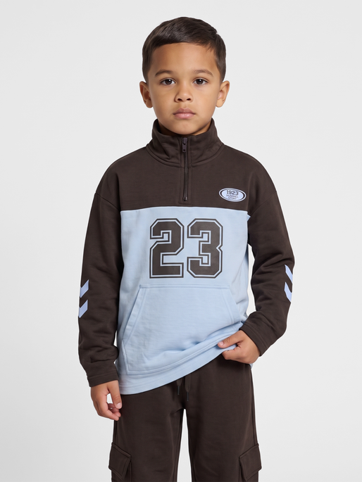 hmlTIMMI HALF ZIP SWEAT, TURKISH COFFEE, model