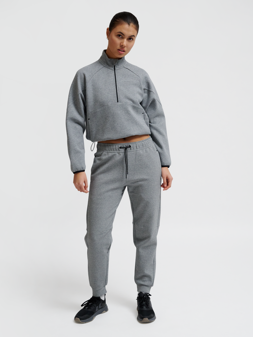 hmlTECH FLEECE REGULAR PANTS, GREY MELANGE, model