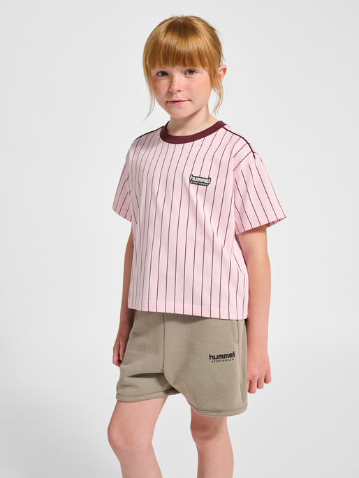 hmlJR BOXY AOP PIN T-SHIRT S/S, PINK-A-BOO, model