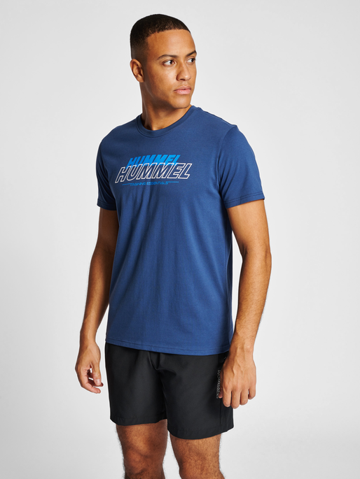 hmlTE JEFF COTTON T-SHIRT, INSIGNIA BLUE, model
