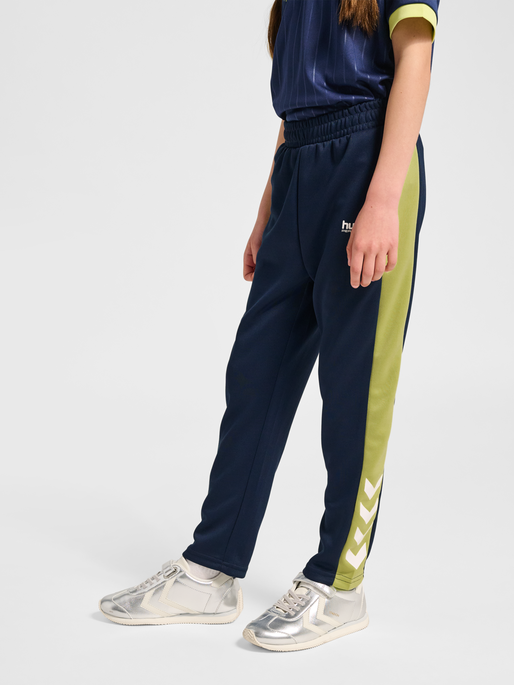 hmlJR GOAL PANTS, DRESS BLUES, model