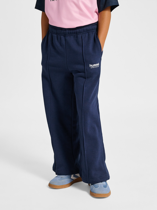 hmlJR LOOSE WL PINTUG SWEATPANTS, DRESS BLUES, model
