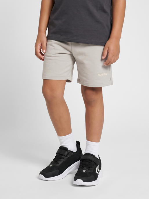 hmlJR LIGHT SWEAT SHORTS, LUNAR ROCK, model