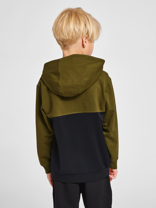 hmlEDWARD HOODIE, DARK OLIVE, model