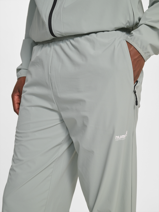 hmlPULSE PANTS, BELGIAN BLOCK, model
