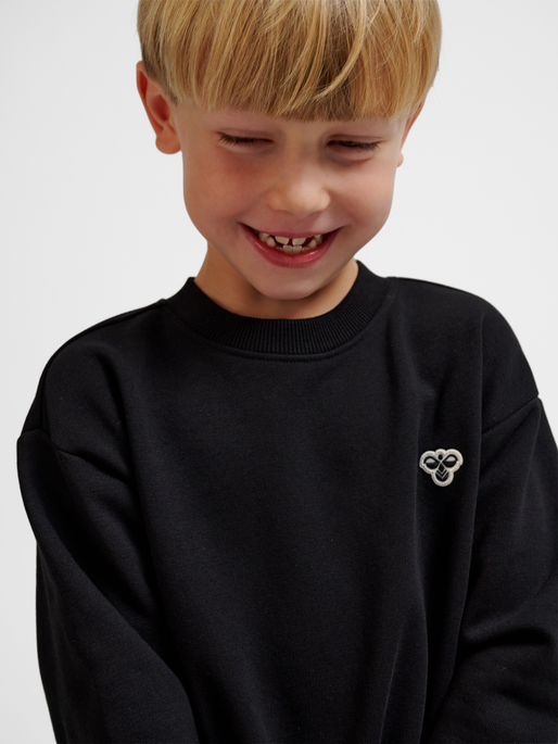 hmlJR LOOSE CREWNECK BEE, BLACK, model