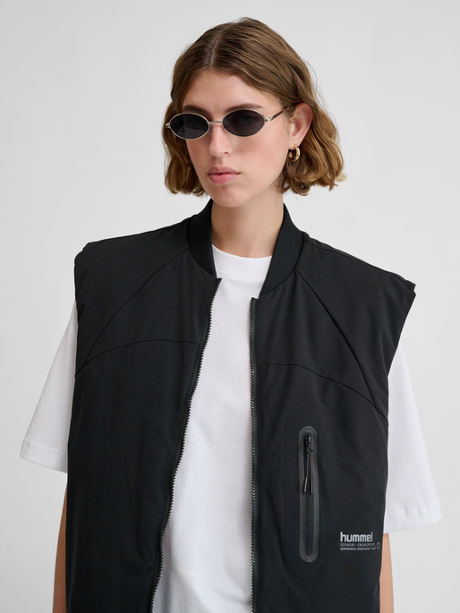 hmlTECH PADDED VEST, BLACK, model