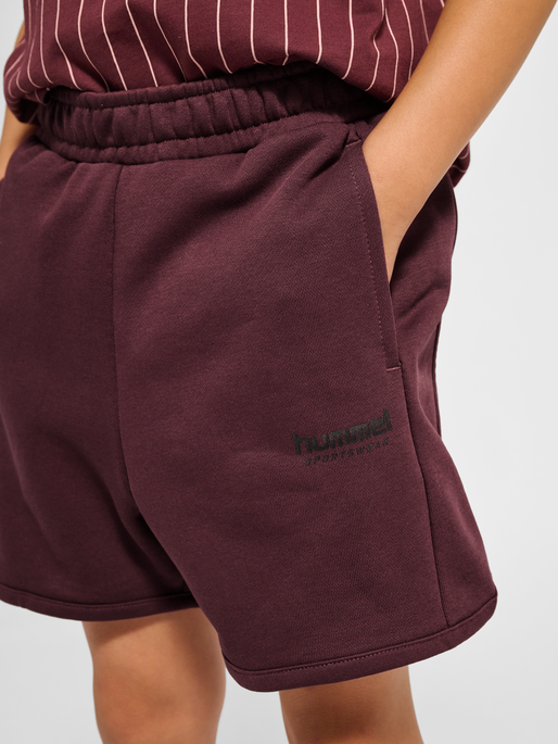 hmlJR LOOSE UNI SHORTS, VINEYARD WINE, model