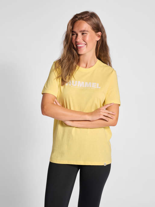 hmlLEGACY T-SHIRT, GOLDEN HAZE, model