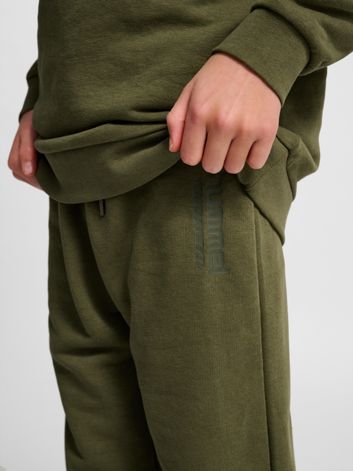 hmlJR BASE SWEAT SET, WINTER MOSS, model
