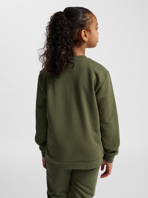 hmlJR BASE SWEATSHIRT, WINTER MOSS, model