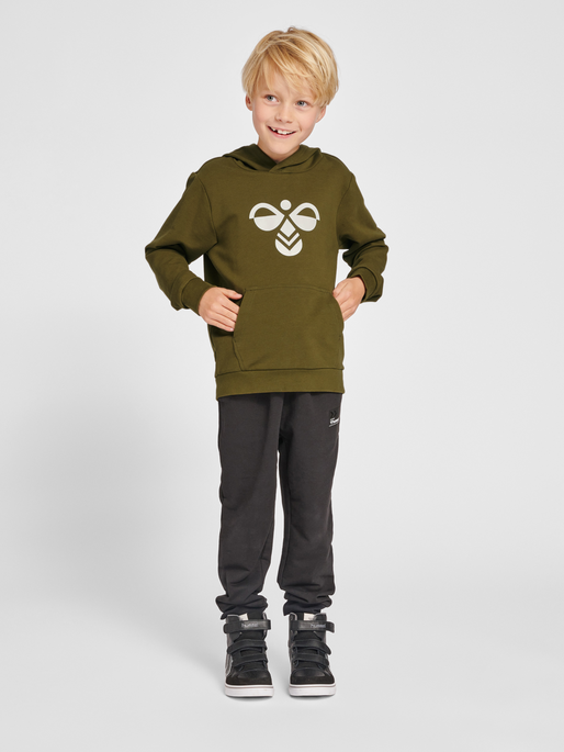 hmlCUATRO HOODIE, DARK OLIVE, model