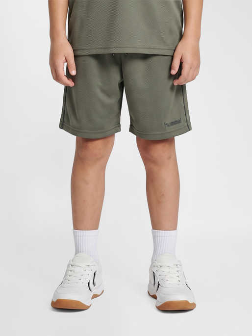 hmlJR REG ACTIVE SHORTS, CASTOR GRAY, model