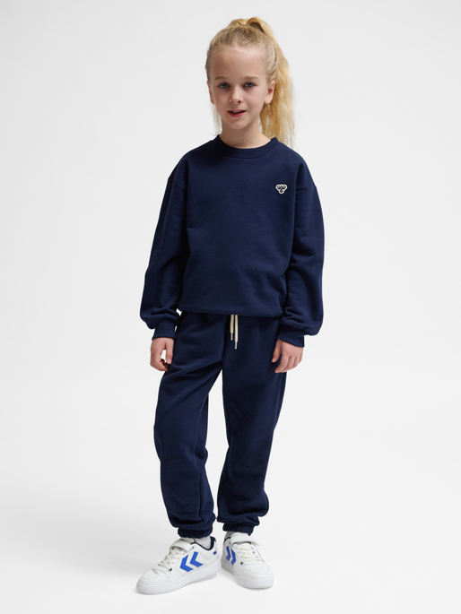 hmlJR LOOSE SWEATPANTS BEE, DRESS BLUES, model