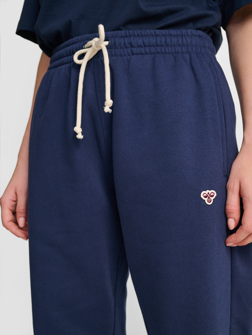hmlLOOSE SWEATPANT BEE, DRESS BLUES, model