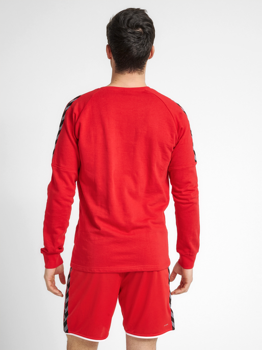 hmlAUTHENTIC TRAINING SWEAT, TRUE RED, model