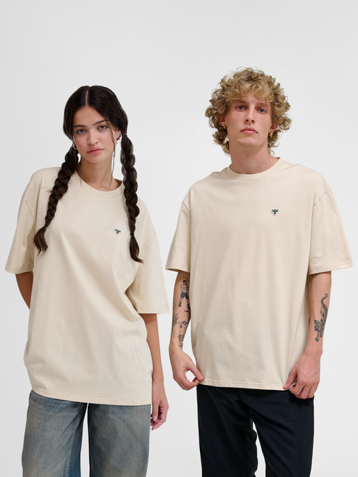 hmlLOOSE T-SHIRT BEE S/S, FOG, model