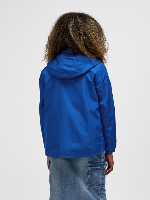 hmlESSENTIAL AW JACKET KIDS, TRUE BLUE, model