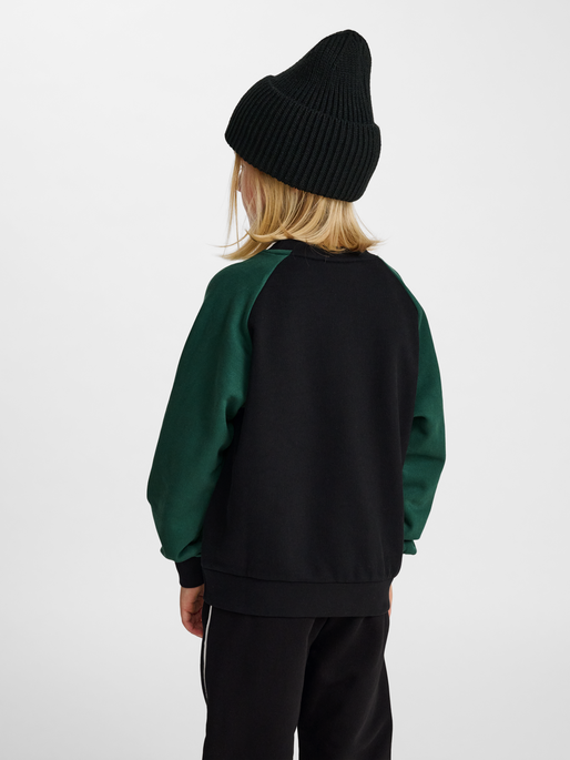 hmlJR OVERSIZED CREW HSW, DARK GREEN, model