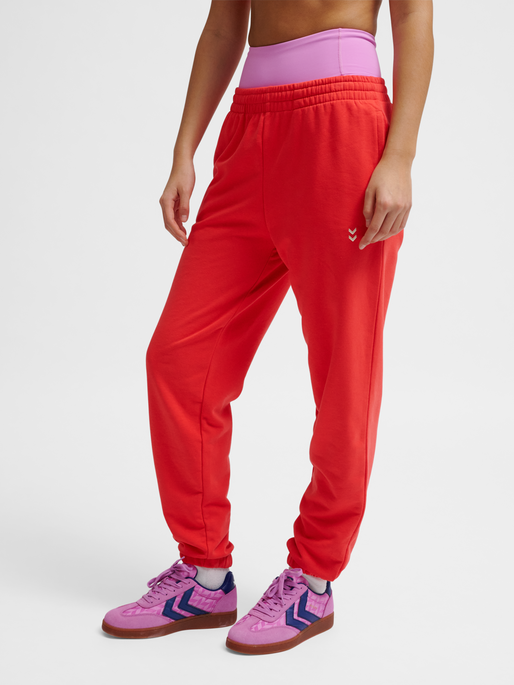 hmlPULSE W SWEAT PANTS, HIBISCUS, model