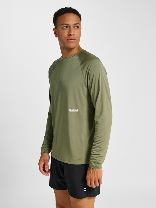 hmlPULSE WORKOUT T-SHIRT L/S, DEEP LICHEN GREEN, model