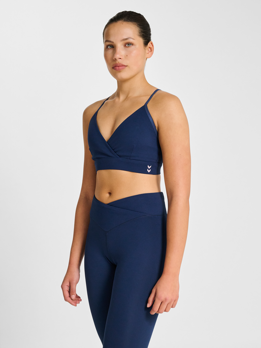 hmlYOGA STRAP BRA, DRESS BLUES, model