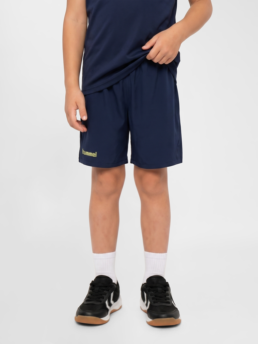 hmlBLAZE 2.0 TRAINING SHORTS KIDS, MARINE/SHADOW LIME, model