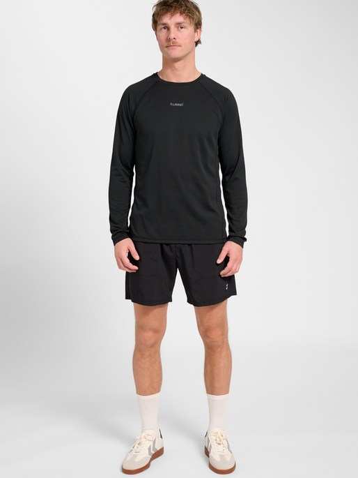 hmlMOMENTUM T-SHIRT L/S, BLACK, model