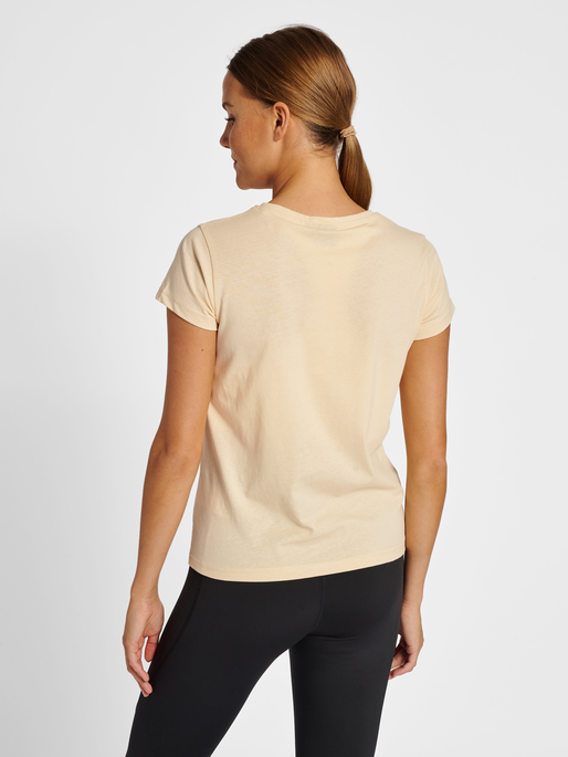hmlBOOSTER WOMAN T-SHIRT, WOOD ASH, model