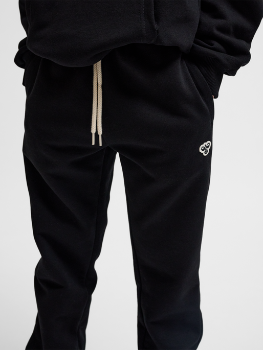 hmlJR LOOSE SWEATPANTS BEE, BLACK, model