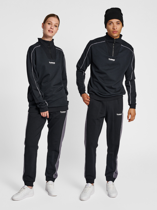 hmlLGC WESLEY HALF ZIP SWEATSHIRT, BLACK, model