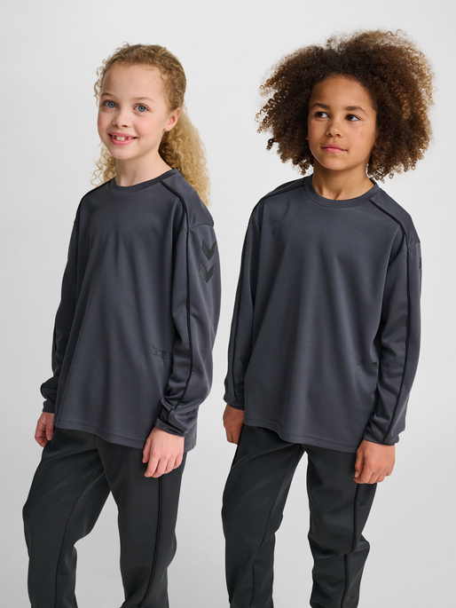 hmlJR T-SHIRT L/S, EBONY, model