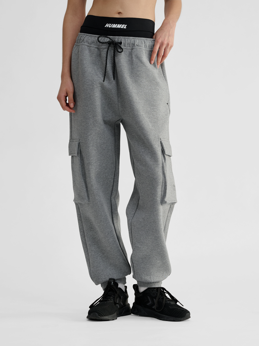 hmlTECH FLEECE LOOSE CARGO PANTS, GREY MELANGE, model