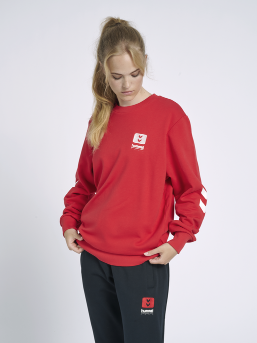 hmlLGC GRAHAM SWEATSHIRT, TRUE RED, model