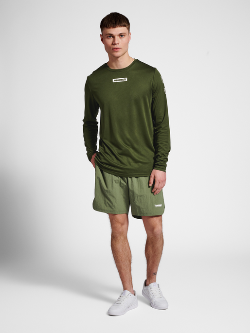 hmlTE TIHALT T-SHIRT L/S, FOREST NIGHT, model